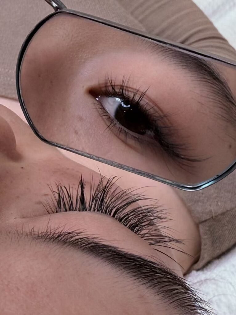 Extensión de pestañas modelo INS: haces marcados y efecto húmedo, estilo coreano.