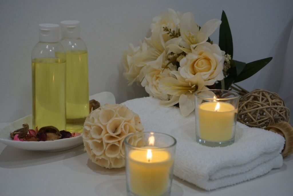 Rincón preparado para el masaje de descarga muscular en Yume Beauty Center, Barcelona: aceites, velas y toallas.